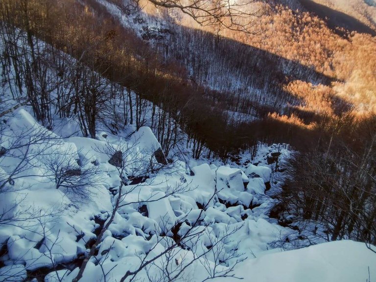 nedido scorcio co neve sulle prime cascate del fiume Dardagna