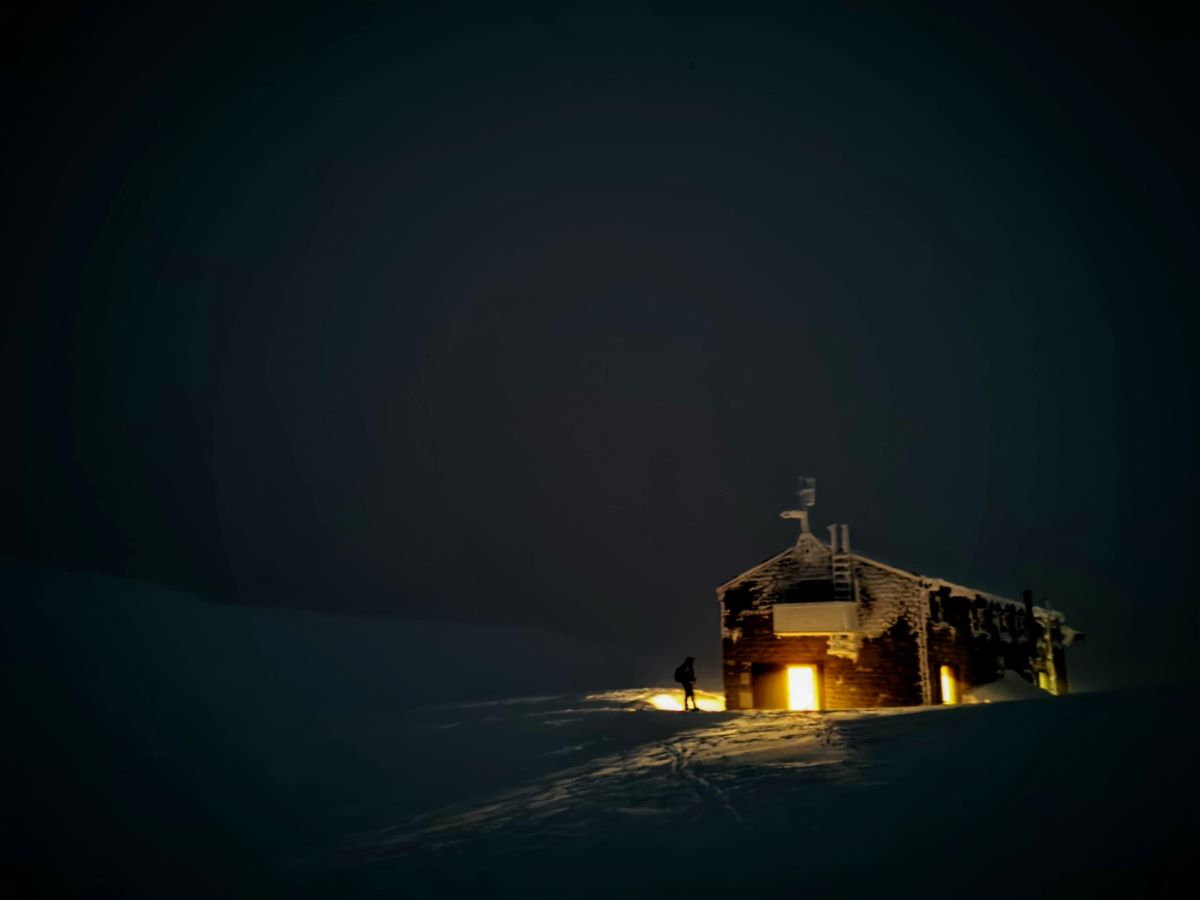 Rifugio CAI al Lago Scaffaiolo nella notte con la neve