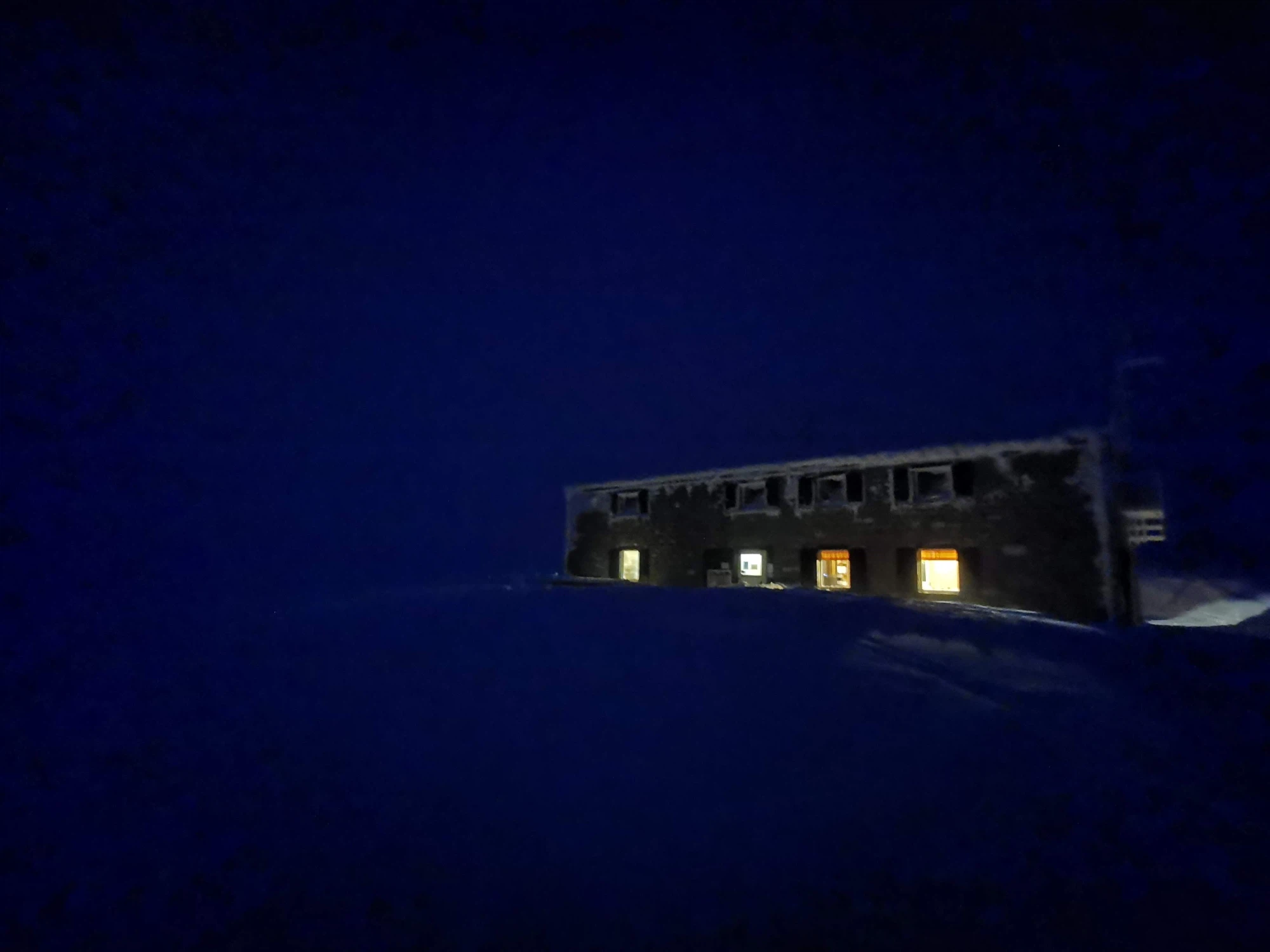 Rifugio Duca degli Abruzzi notturno con neve